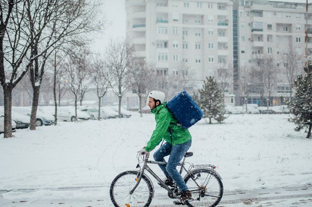 Wer trotz Schmuddelwetter mit Fahrrad oder E-Scooter unterwegs ist