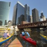 Bei Kajakfahrten lässt sich Chicagos Architektur aus ganz besonderer Perspektive entdecken.