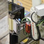 Der REA LABEL DS Durchlaufdruckspender erhöht den Automatisierungsgrad in der Produktion.