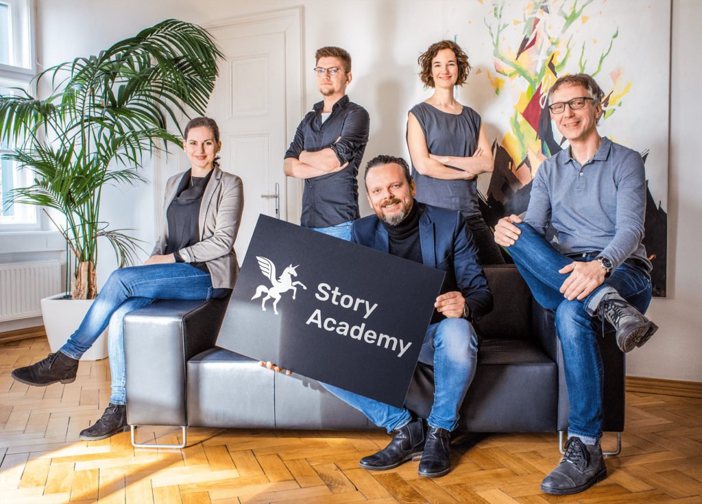 Das Team der CMM Story Academy rund um die Gründer Jürgen Mellak (Mitte) & Christian Mörth (rechts)