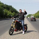 Schauspieler Bülent Sharif auf dem E-Motorrad eROCKIT