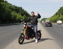 Schauspieler Bülent Sharif auf dem E-Motorrad eROCKIT