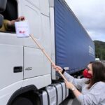 Auch beim Überreichen der Goodie Bags wird auf das Abstandhalten geachtet. (Bildquelle: © Service 24/UTA)