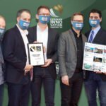 Das stolze Gewinner-Team vor der Digital-Photo-Wall des German Innovation Award