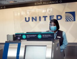 Auch an den Check-in-Schaltern von United Airlines greift das neue Konzept United CleanPlus.