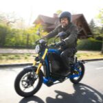 Martin Kesici auf dem Elektromotorrad eROCKIT (Bildquelle: Juri Reetz für eROCKIT Systems)