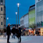 Mastleuchten sorgen in der Innenstadt für eine besonders gleichmäßige Lichtverteilung. (Bildquelle: licht.de/WE-EF