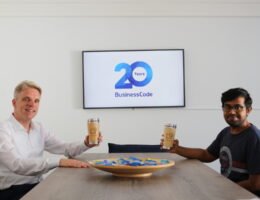 BusinessCode CEO Martin Schulze und Mitarbeiter Srinivas Nandagudi präsentieren die neue Küche