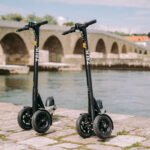 Seit heute rollen sie auch in Regensburg: Die Elektroroller von ZEUS Scooters aus Irland. (Bildquelle: @ZEUSSCOOTER)