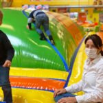 Margit Schoeneseifen und ihre beiden Neffen spielen im Indoor Spielplatz Jackelino