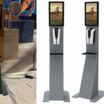 DS Desinfect - Desinfektionsmittel-Spender mit Sensor & Multifunktionale Digital Signage Stele kombiniert