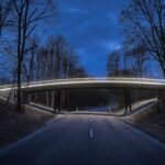 Die unter der Brücke fahrenden Autofahrer werden von der Beleuchtung nicht geblendet.   (© Lux Glender GmbH)