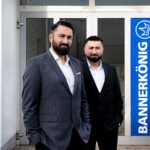 BANNERKÖNIG GmbH - Selcuk und Serkan Günes vor dem Haupteingang der Hauptsitzes in Gelsenkirchen.