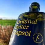 original sylter rapsoel kaltgepresst flasche angebaut und geerntet auf sylt