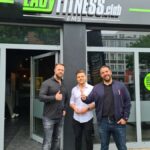 Die Franchisepartner Sascha Barowsky und Tim Müller (links und mitte) mit EASYFITNESS CEO Jens Tappe (© )