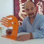 Der Künstler Rong Ren signiert die exklusive Award-Skulptur  (© O.E. Bingel)