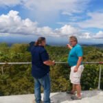 Weitblick über die Anbauflächen. Andreas Harb und Mark Lineweaver sprechen über die Zusammenarbeit.