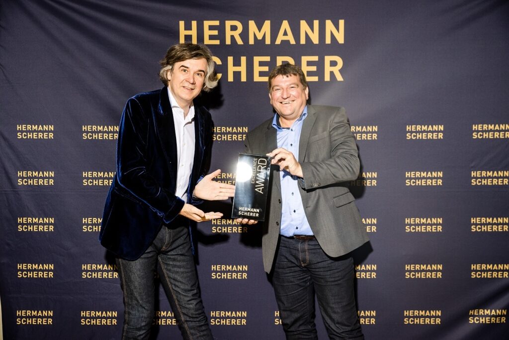 Stefan Ester hat beim Speaker Slam überzeugt und den Excellence Award bekommen (© Dominik Pfau)