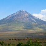 Vulkan Ol doinyo lengai und Maasai-Dorf in Tansania