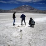 Probenentnahme auf einem Salar in Argentinien