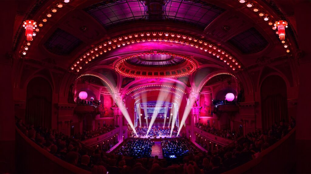 Das GRAMMY 2022 prämierte Czech National Symphony Orchestra aus Prag tritt in großer Besetzung und mit Live-Band auf.