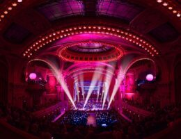 Das GRAMMY 2022 prämierte Czech National Symphony Orchestra aus Prag tritt in großer Besetzung und mit Live-Band auf.