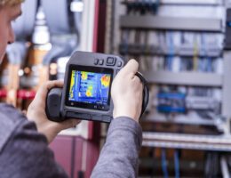 Hitzequellen in industriellen Schaltschränken erkennen: Hier kommt Elektro-Thermografie zum Einsatz.