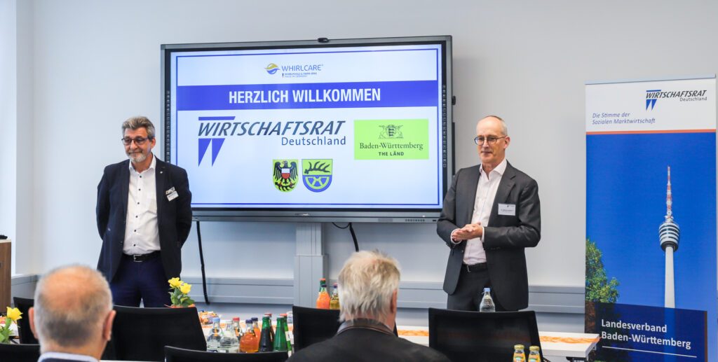 Otmar Knoll (l) & Dr. Martin Leonard (r) im Präsentationsraum von Whirlcare®