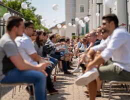 Mitarbeitende der esentri AG im Austausch (Bildquelle: Jonas Huck)