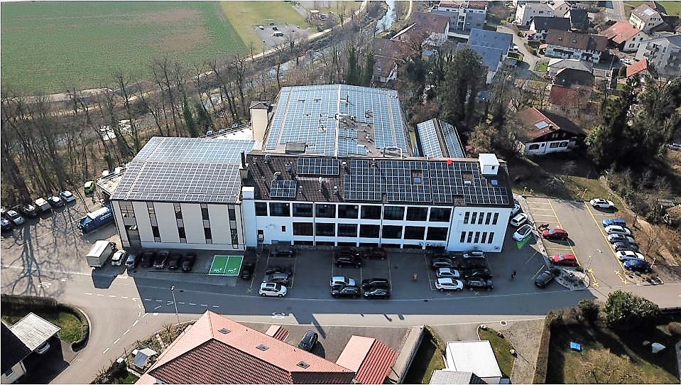 Großflächige Photovoltaik-Anlagen sind auf allen Dächern in Sisseln in Betrieb (Foto: Aenova) (Die Bildrechte liegen bei dem Verfasser der Mitteilung.)