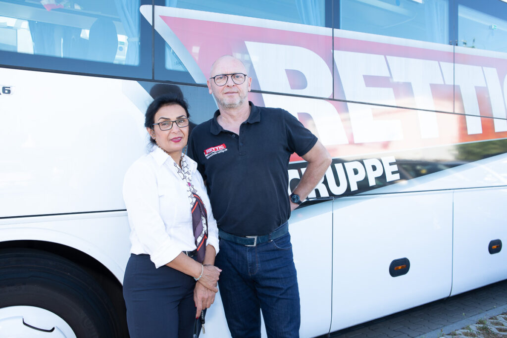 Fahrprüfung geschafft: Diese Fahrschülerin kann nun als professionelle Busfahrerin durchstarten. (Die Bildrechte liegen bei dem Verfasser der Mitteilung.)