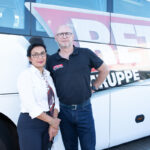 Fahrprüfung geschafft: Diese Fahrschülerin kann nun als professionelle Busfahrerin durchstarten. (Die Bildrechte liegen bei dem Verfasser der Mitteilung.)