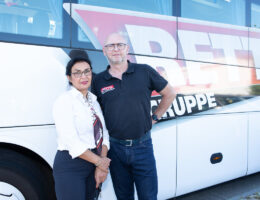 Fahrprüfung geschafft: Diese Fahrschülerin kann nun als professionelle Busfahrerin durchstarten. (Die Bildrechte liegen bei dem Verfasser der Mitteilung.)