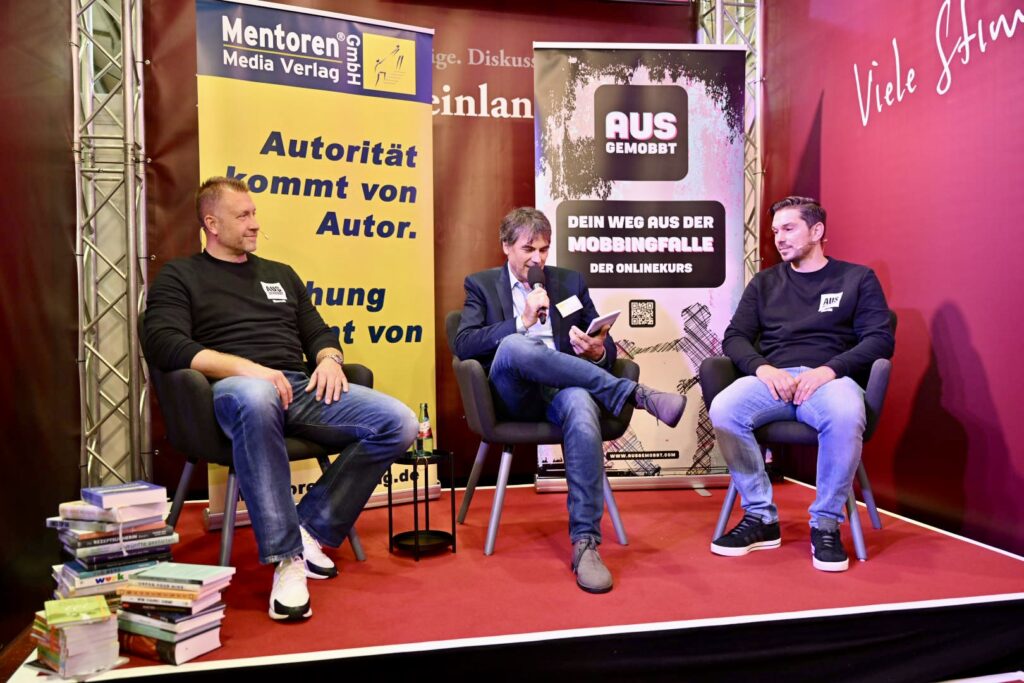 Volker Pietzsch (Mitte) auf dem Podium mit den Autoren Marcell Engel (links) und Martin Zovac. (Bildquelle: Marcus Steinbrücker)