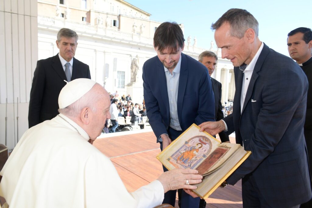 Christian und Georg Ziereis überreichen Papst Franziskus die Nummer 1 des Faksimile des Gero-Codex (© Vatican Media)