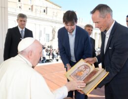 Christian und Georg Ziereis überreichen Papst Franziskus die Nummer 1 des Faksimile des Gero-Codex (© Vatican Media)