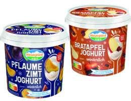 Ab sofort im Handel erhältlich: Leckerer Bratapfel- und Pflaume-Zimt-Joghurt von Weideglück. (Bildquelle: Milchwerke Schwaben)