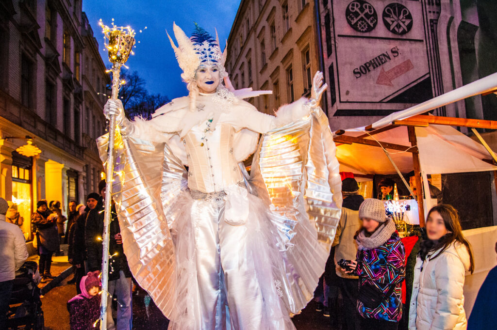 Umwelt- und Weihnachtsmarkt in der Sophienstraße mit Flaming Rose als Schneekönigin (Die Bildrechte liegen bei dem Verfasser der Mitteilung.)