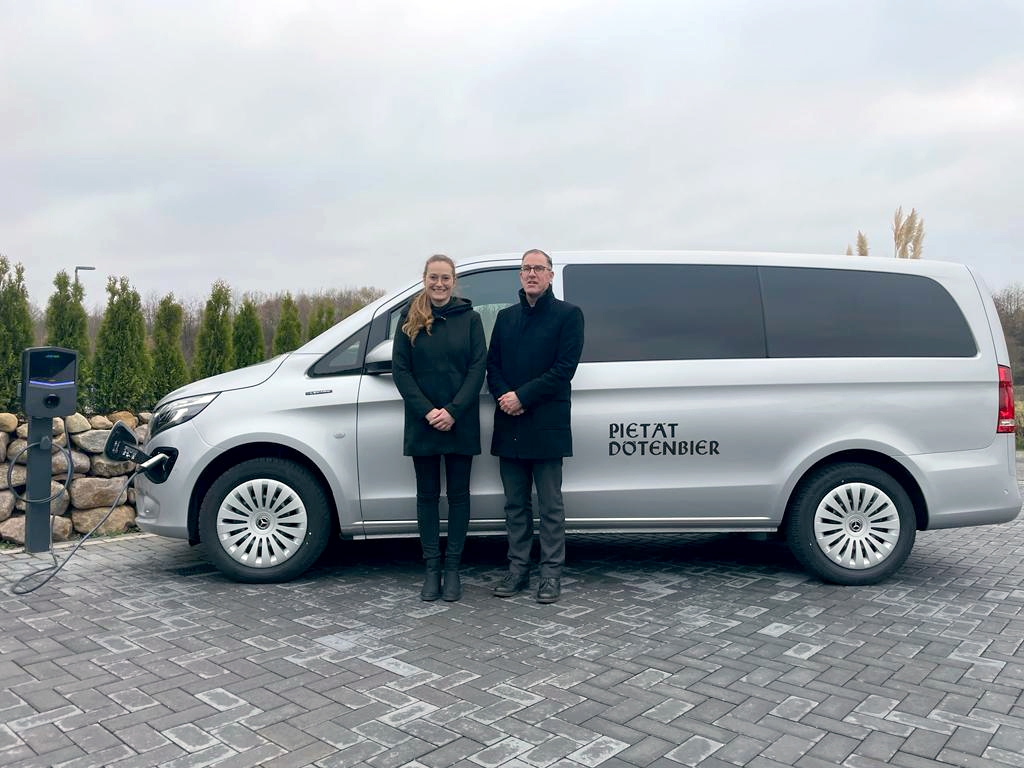 Denise Grottker und Alexander Esch vor den emissionsfreien Bestattungswagen der Pietät Dötenbier (Bildquelle: Kracheletz GmbH)