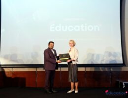 Calmfidence® Gründerin Nell Pütter erhält Auszeichnung für Leadership auf der Education 2.0 Conference in Dubai 2022.