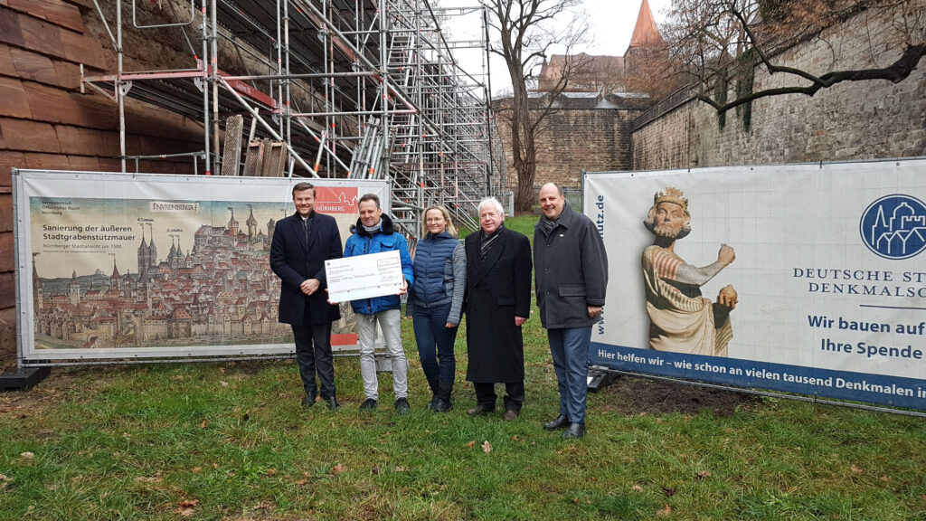 Spendenübergabe der Nürnberger Unterwelten für den Erhalt der Nürnberger Stadtmauer (Die Bildrechte liegen bei dem Verfasser der Mitteilung.)