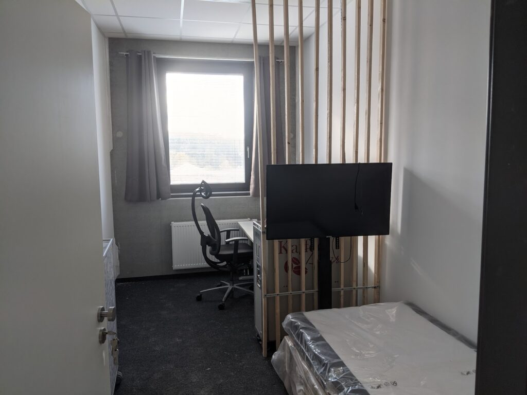 Einzelbüro mit Tagesbett und SmartTV (Die Bildrechte liegen bei dem Verfasser der Mitteilung.)