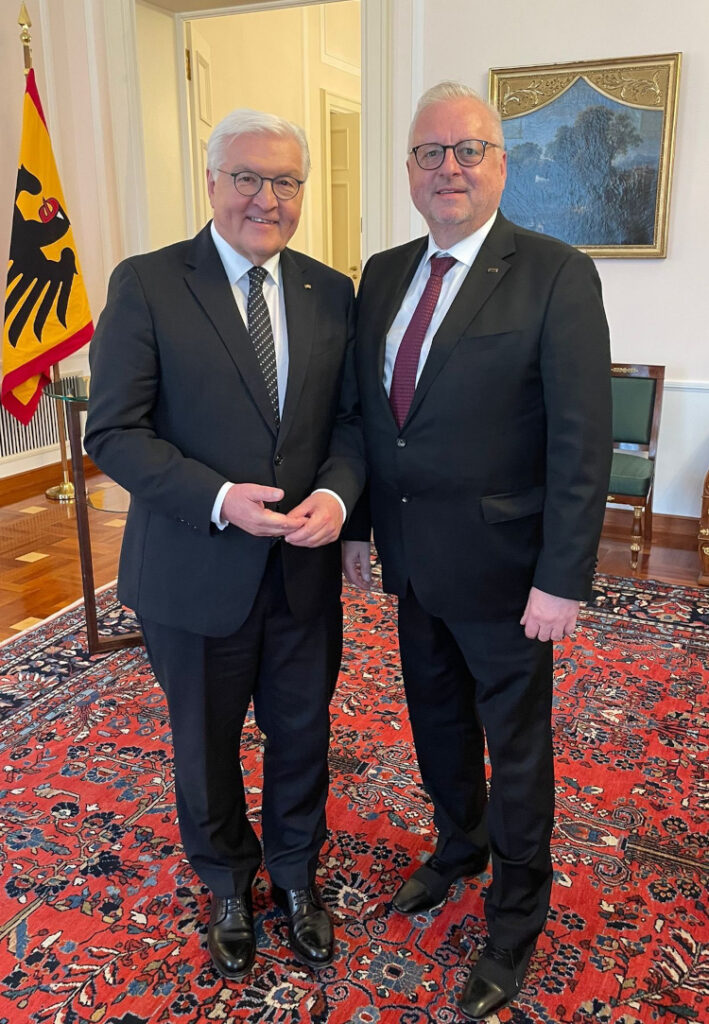 STOOF International: Bundespräsident Frank-Walter Steinmeier im Gespräch mit Fred Stoof (Die Bildrechte liegen bei dem Verfasser der Mitteilung.)