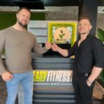 Zusammen zum Erfolg - Barowsky und Müller geben sich die Faust nach einem erneuten Rekord (© EASYFITNESS Franchise GmbH)