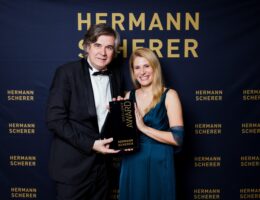 Eva Krischel gewinnt mit genussvoller Souveränität den Excellence Award beim International Speaker Slam