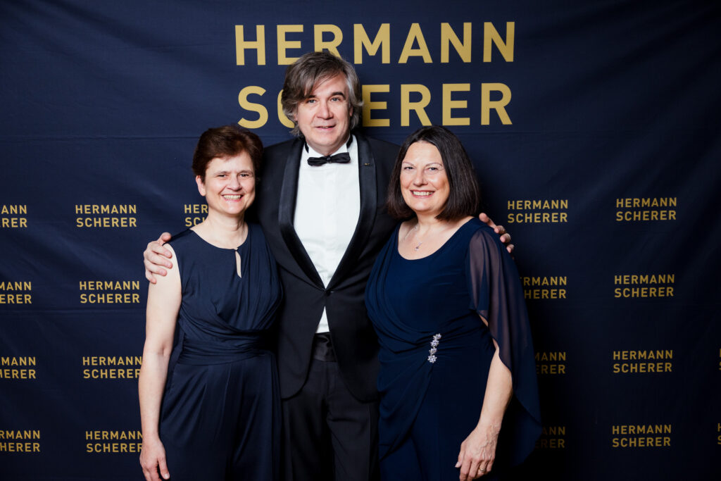 Gabriele Ries und Annette Schoeneck mit Hermann Scherer;Foto:Christina Pörsch