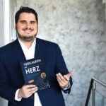 Tobias Epple mit seinem ausgezeichneten Buch "Verkaufen mit Herz" (© Horst Dömötör)