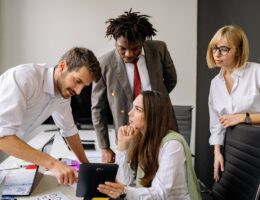 Der Pilot Bruno Dobler erklärt in seiner Keynote zu Krisenmanagement