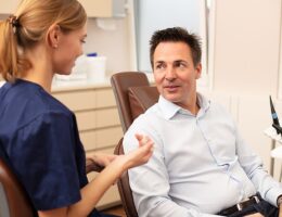 Beratung eines Angstpatienten in der Dorow Clinic (© MVZ Dr. Dr. Dorow GmbH)