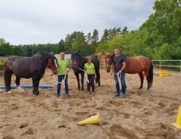 Trainer Christian Kranz (rechts) beim pferdegestützten Training mit Portapatet. (© )